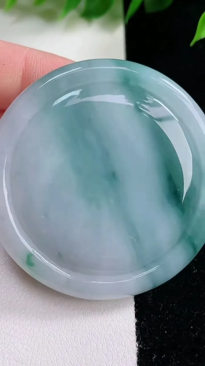 天然A货翡翠飘花和和美美 荷叶鱼吊坠，尺寸53.6-12.1，重:73.32g
1月29日