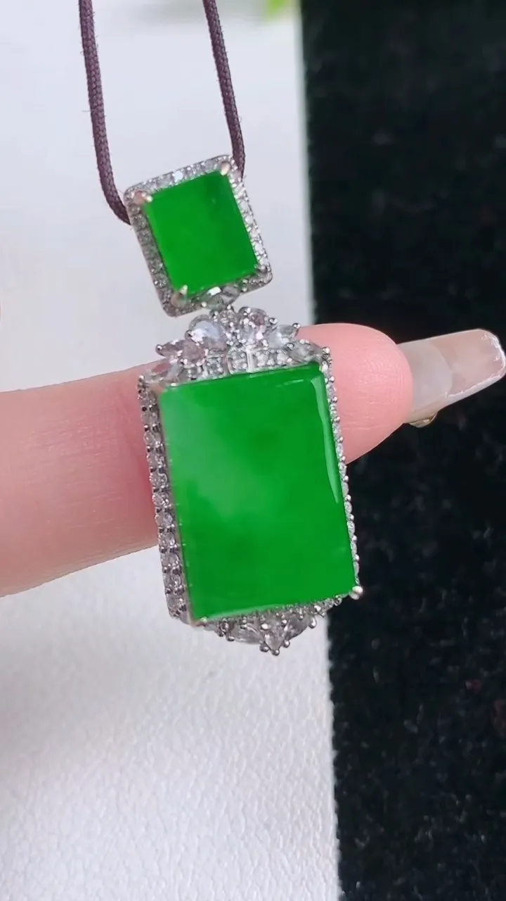 天然A货翡翠无事牌吊坠，尺寸33.6-13.8-8.5，裸石16.2-11.7重量:6.82g
1月