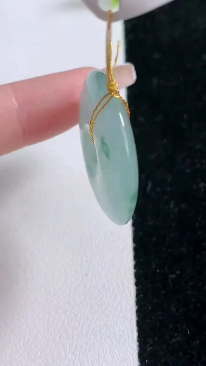 天然A货翡翠冰种飘花平安扣吊坠，尺寸28-6，重量:10.15g
1月29日