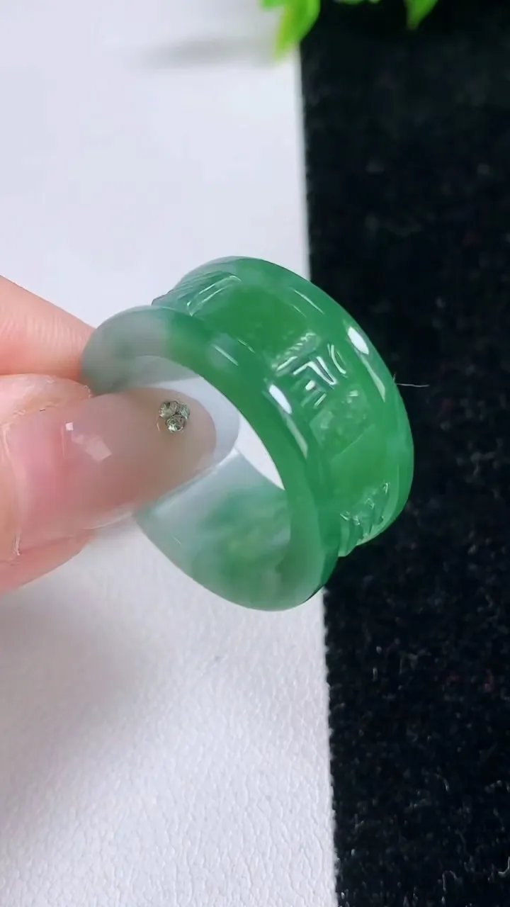 天然A货翡翠六字真言 指环扳指，尺寸20.4-11.2-3.3，重量:8.98g2026年1月29日
工厂直销收藏佳品,种好水足，色泽均匀，有种有色，上手高大气！