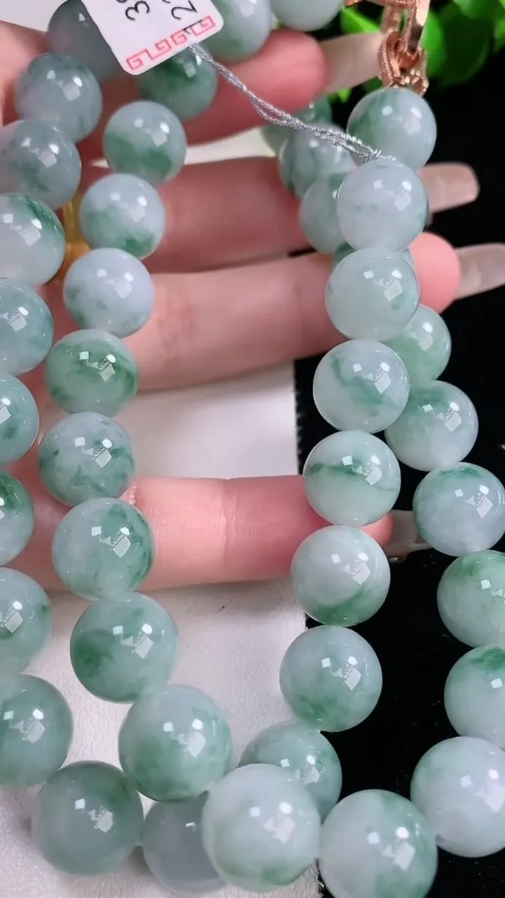 天然A货翡翠飘花圆珠项链，尺寸11.5-45颗，重量:122.19g1月29日
工厂直销收藏佳品,种好水足，色泽均匀，有种有色，上手高大气！