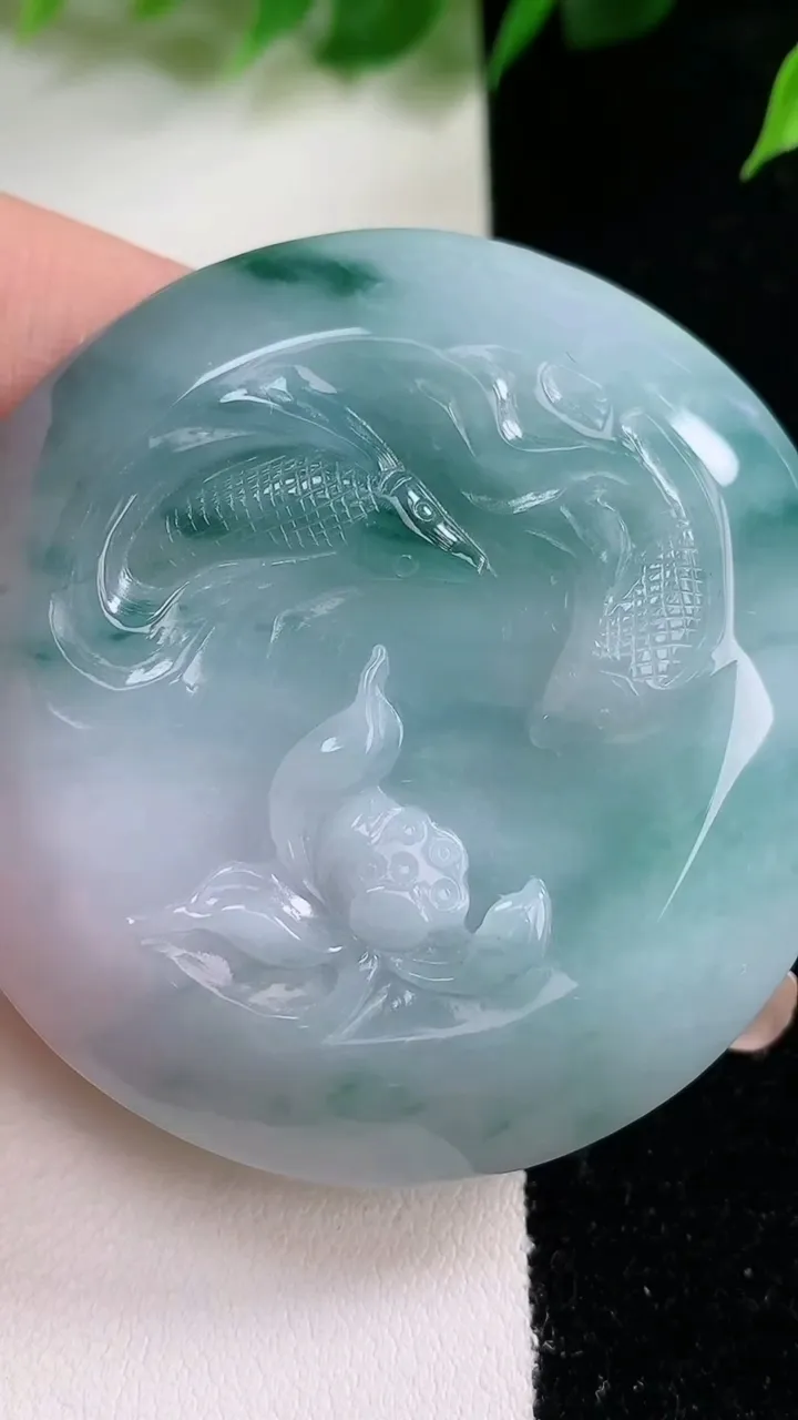 天然A货翡翠飘花和和美美 荷叶鱼吊坠，尺寸53.6-12.1，重:73.32g
1月29日