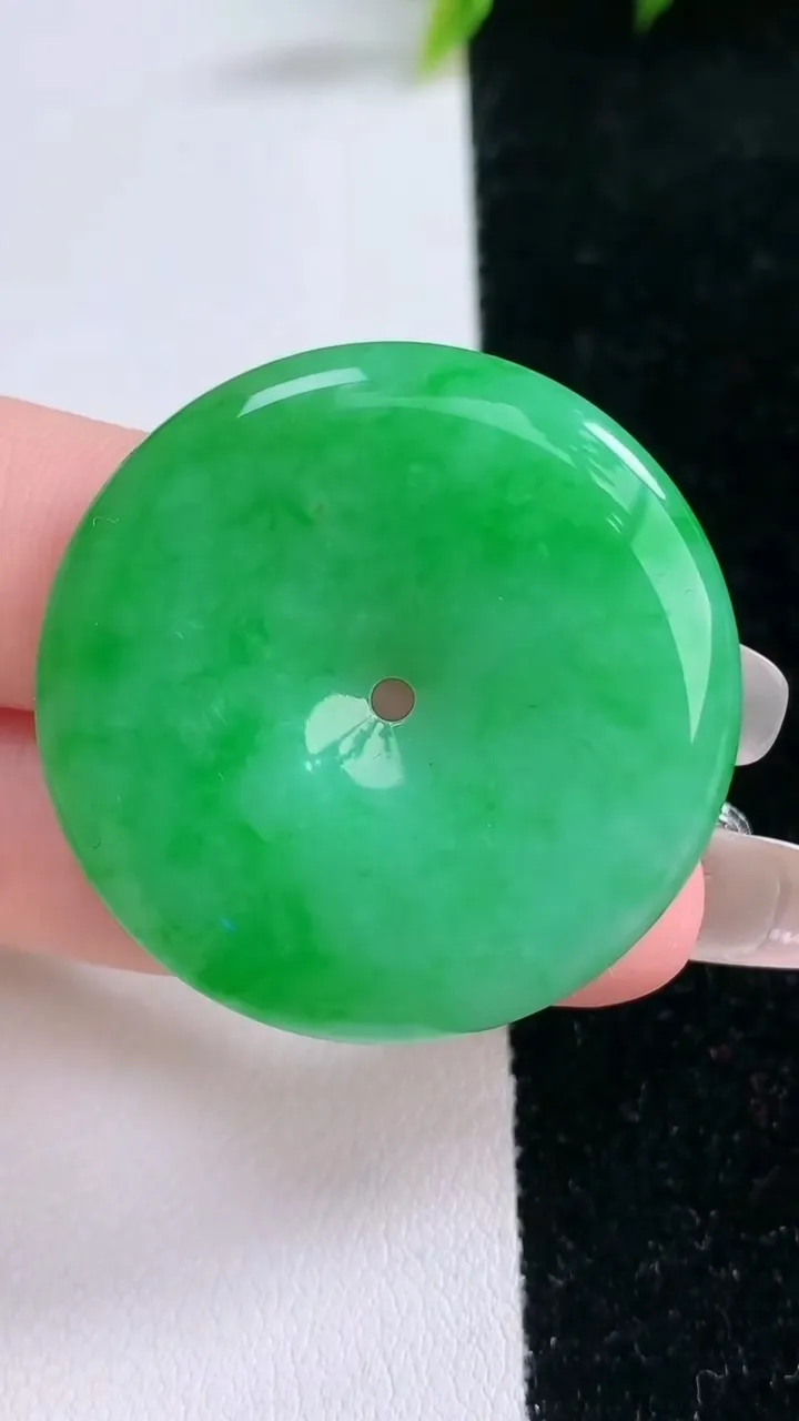 天然A货翡翠平安扣吊坠，尺寸35.7-4.8，重量:13.56g
1月29日