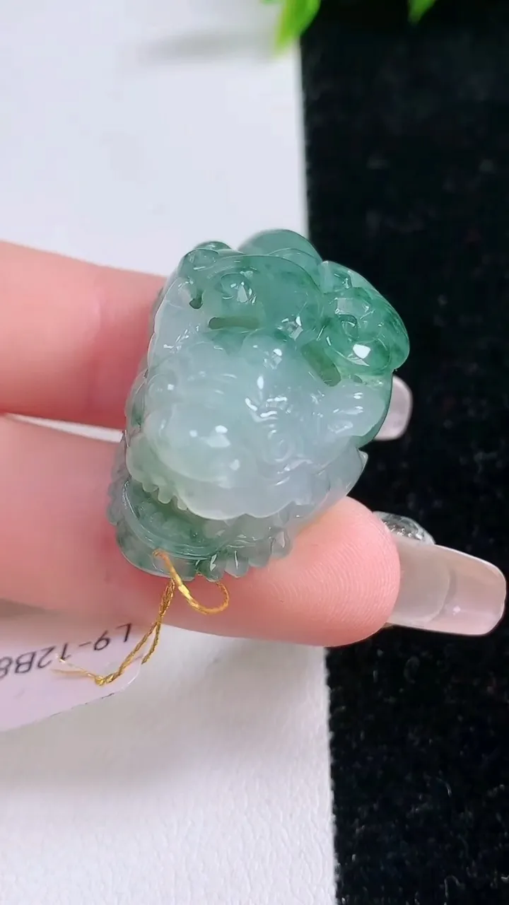 天然A货翡翠飘花貔貅吊坠，尺寸34.2-22.7-18，重量:23.58g
1月29日