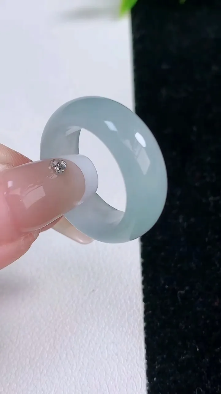 天然A货翡翠指环戒指，尺寸17.5-7.8-3.7，重量:6.23g2026年1月29日
工厂直销收