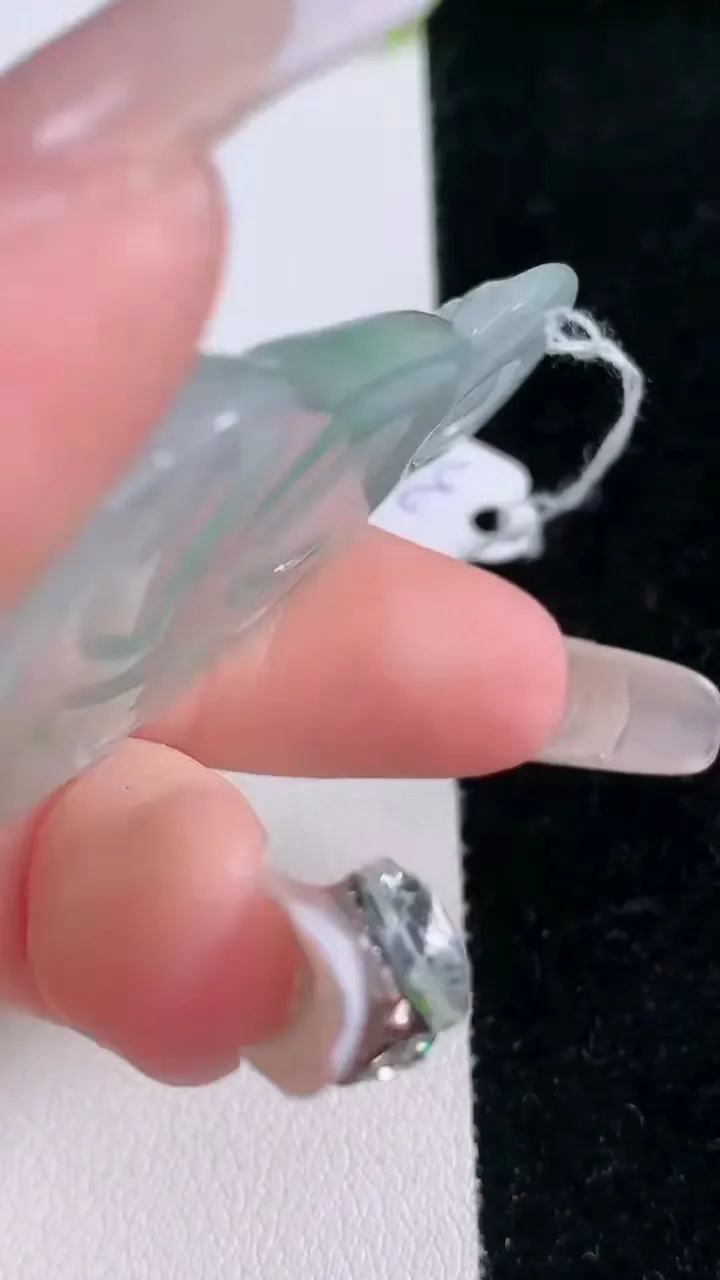 天然A货翡翠大势至菩萨吊坠，尺寸53.2-33-5.3，重量:16.83g
1月29日