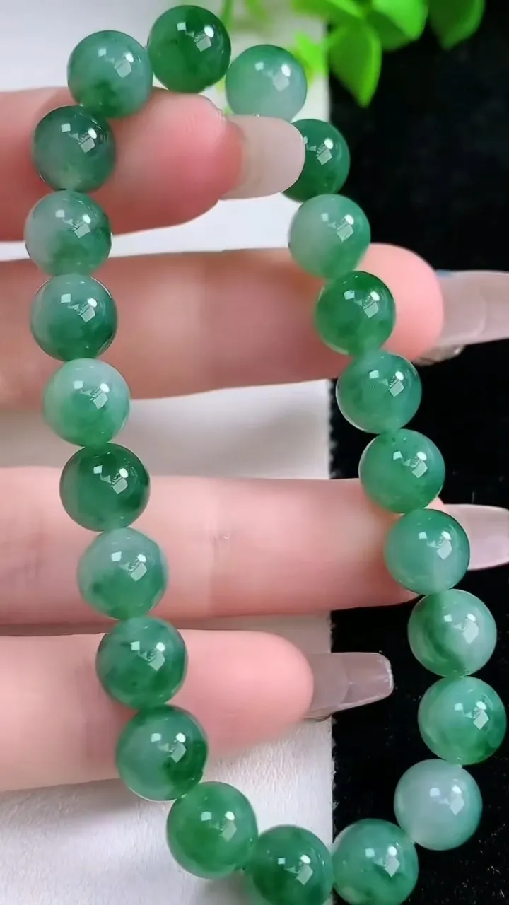 天然A货翡翠圆珠手串，尺寸8-23颗，重量:21.32g1月29日
工厂直销收藏佳品,种好水足，色泽均匀，有种有色，上手高大气！