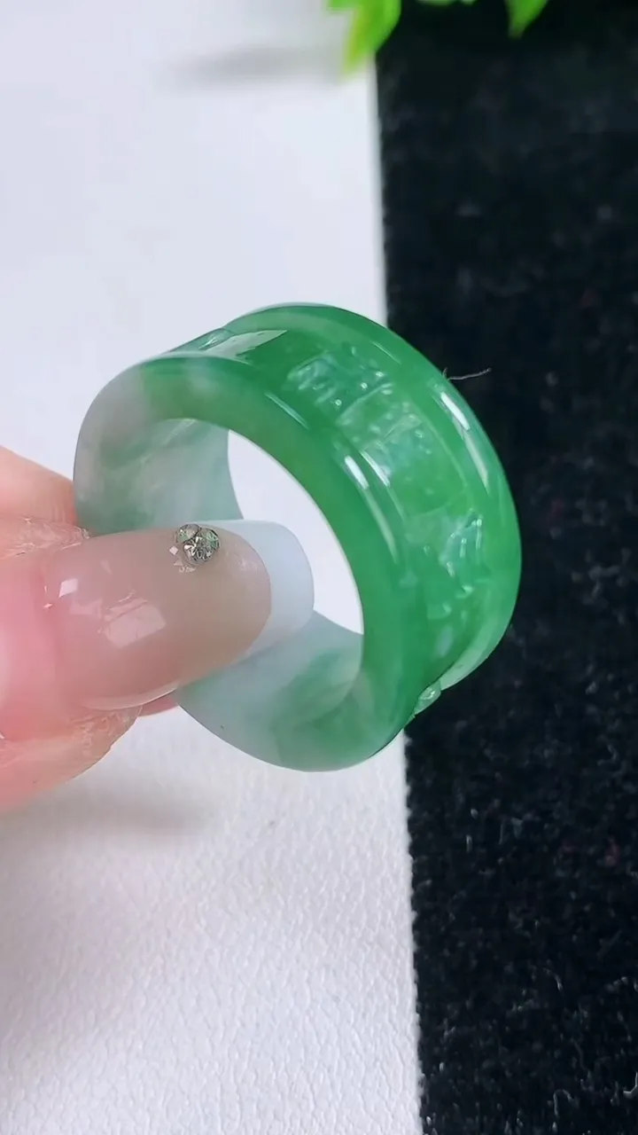 天然A货翡翠六字真言 指环扳指，尺寸20.4-11.2-3.3，重量:8.98g2026年1月29日