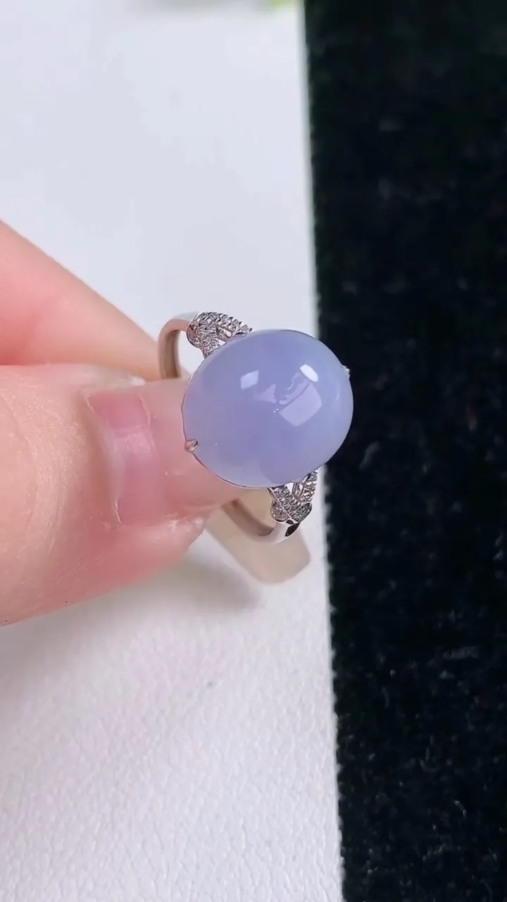 天然A货翡翠18K金紫罗兰蛋面戒指，尺寸17.5-13-11-6.8，重量:2.36g2026年1月29日
工厂直销收藏佳品,种好水足，色泽均匀，有种有色，上手高大气！