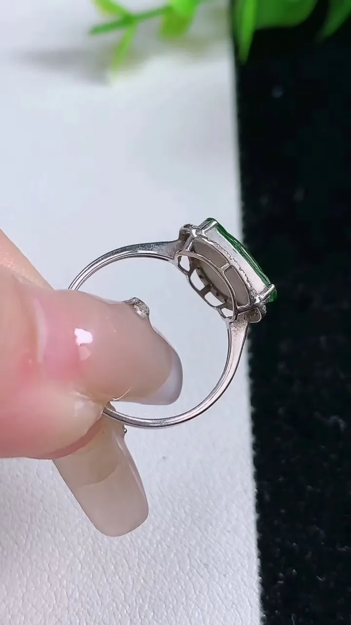 天然A货翡翠佛公戒指，尺寸17-9.2-12.2-4.6，重:1.55g2026年1月29日
工厂直销收藏佳品,种好水足，色泽均匀，有种有色，上手高大气！