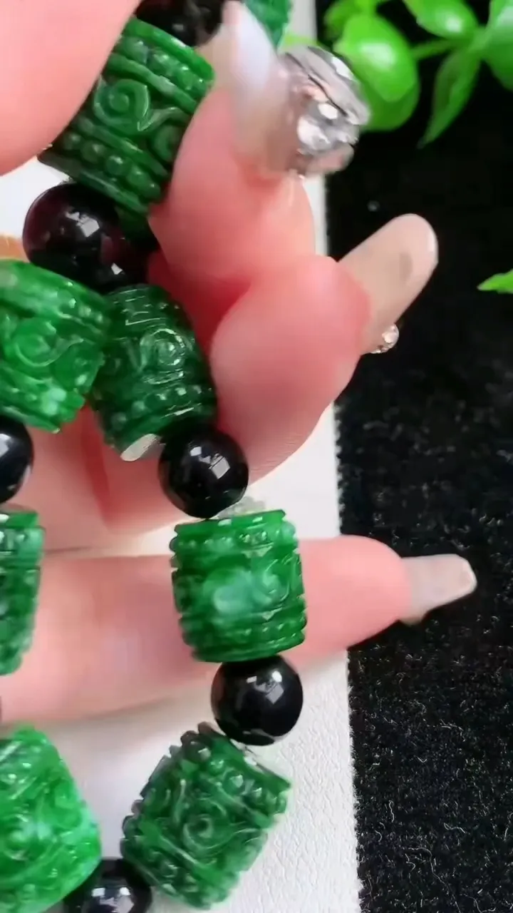 天然A货翡翠雕花路路通手串，尺寸13.2-11.6，重:44.16g1月29日
工厂直销收藏佳品,种好水足，色泽均匀，有种有色，上手高大气！