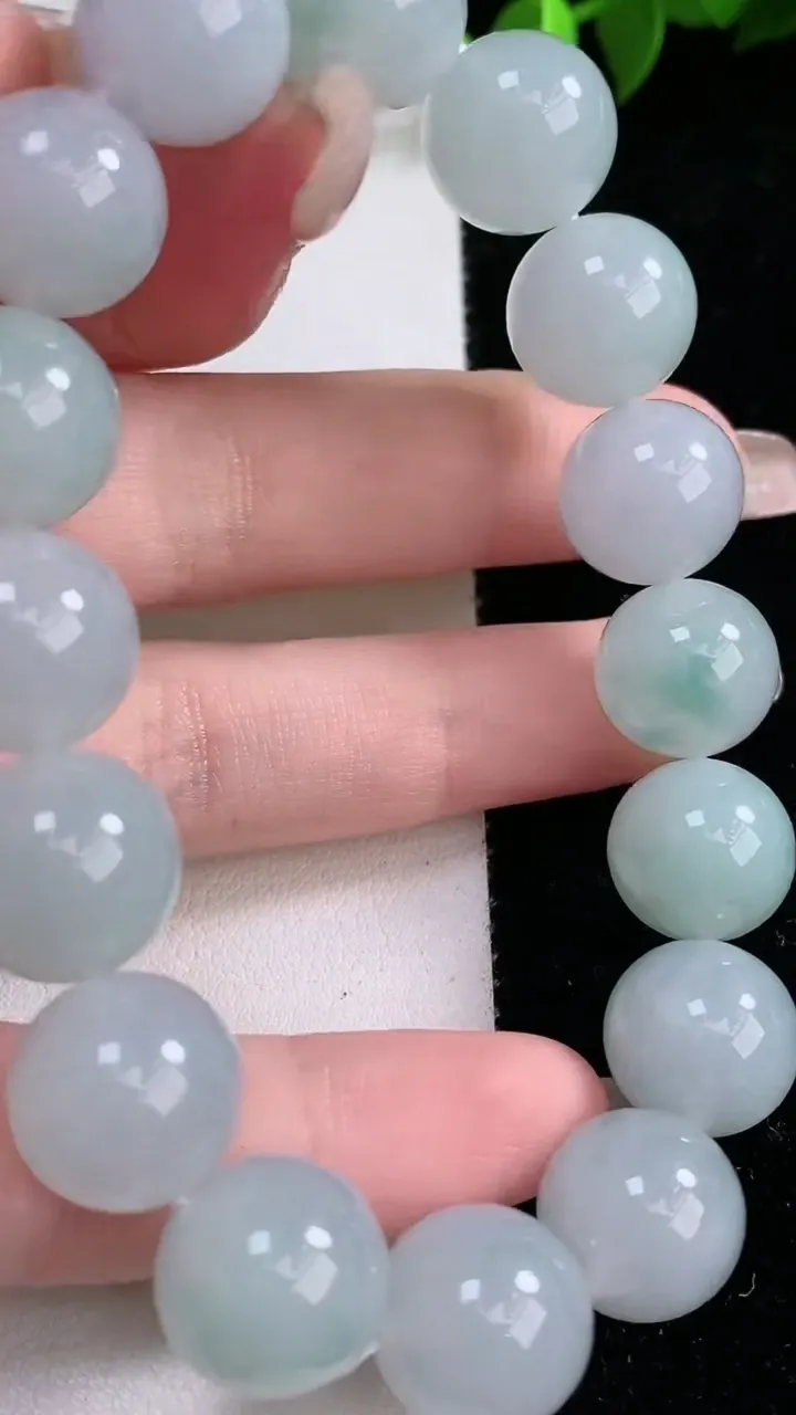 天然A货翡翠圆珠手串，尺寸12.5-16颗，重量:56.50g1月29日
工厂直销收藏佳品,种好水足