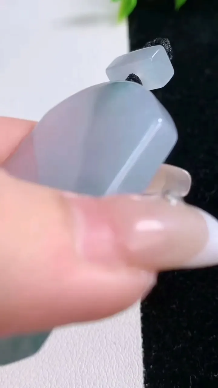 天然A货翡翠种飘花无事牌吊坠，尺寸53-40.6-5.5，重量:36.36g
1月29日