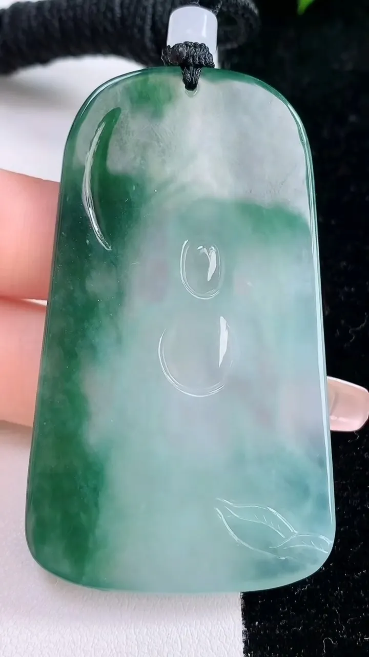 天然A货翡翠阿弥陀佛吊坠，尺寸64.8-37-4.6，重量:31.53g
1月29日