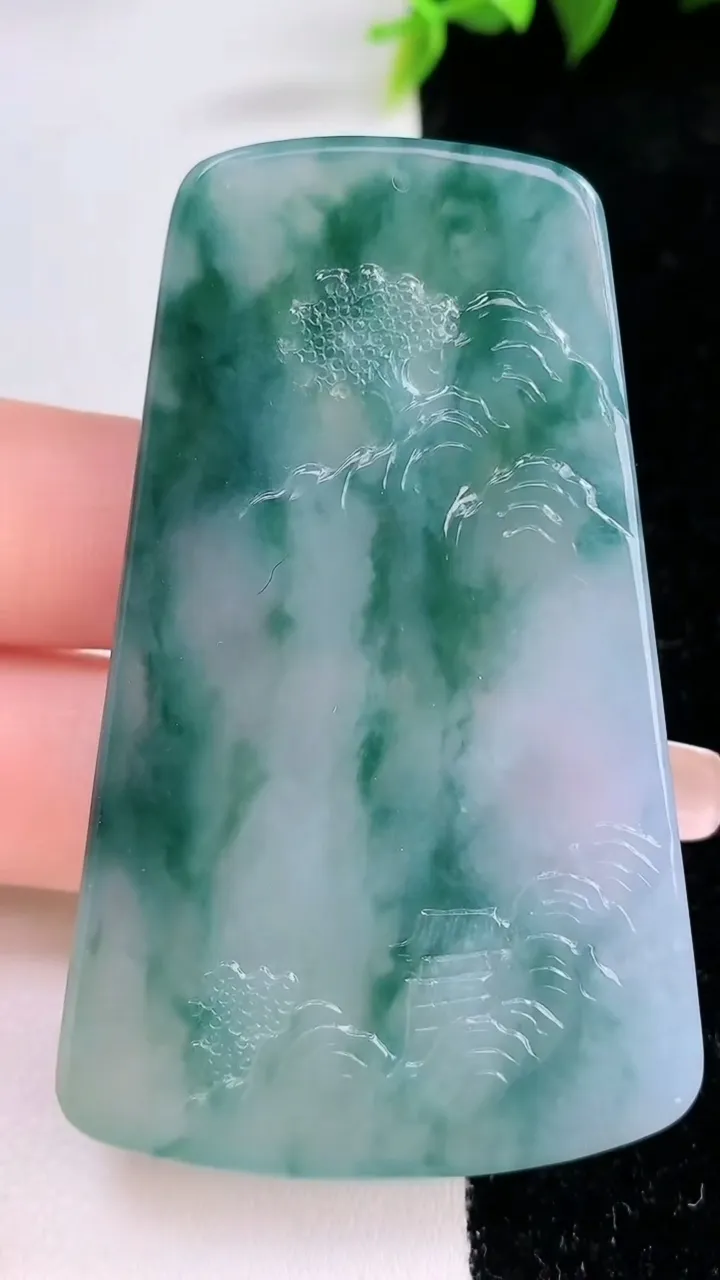 天然A货翡翠牌吊坠，尺寸63.7-40-5，重量:34.22g
1月29日