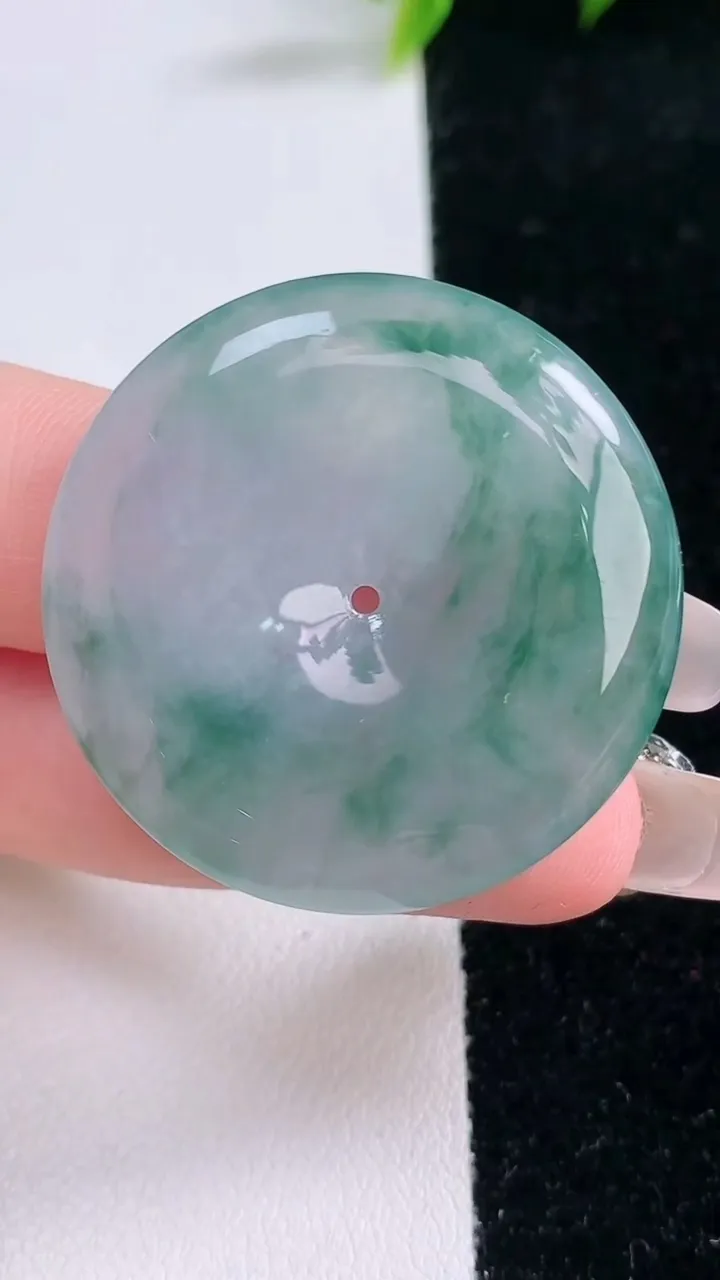 天然A货翡翠冰种飘花平安扣吊坠，尺寸34.8-5.6，重量:15.37g
1月29日