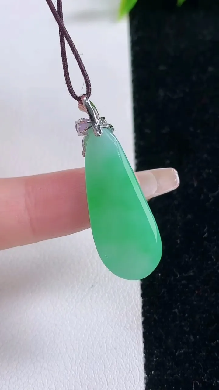 天然A货翡翠福瓜吊坠，尺寸27-11.8-5.8，重量:4.22g
1月29日