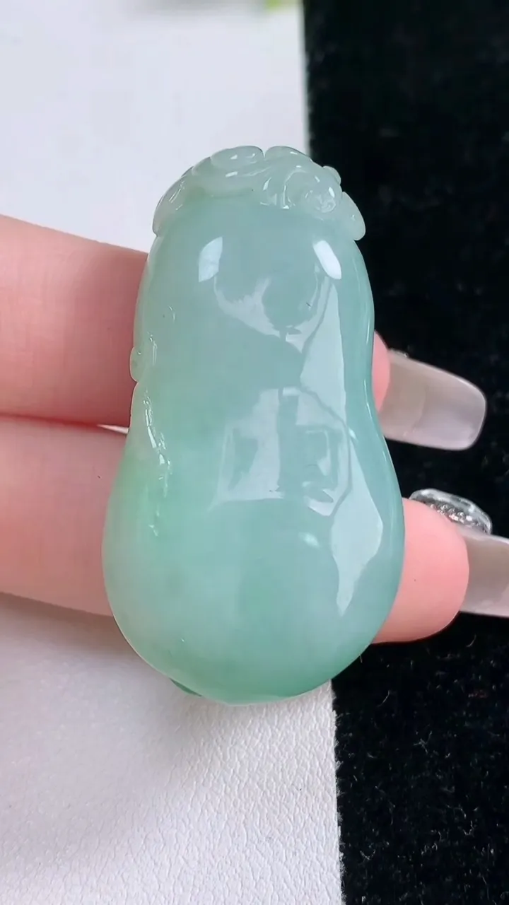 天然A货翡翠福瓜吊坠，尺寸44.4-23.8-12，重量:27.24g
1月29日