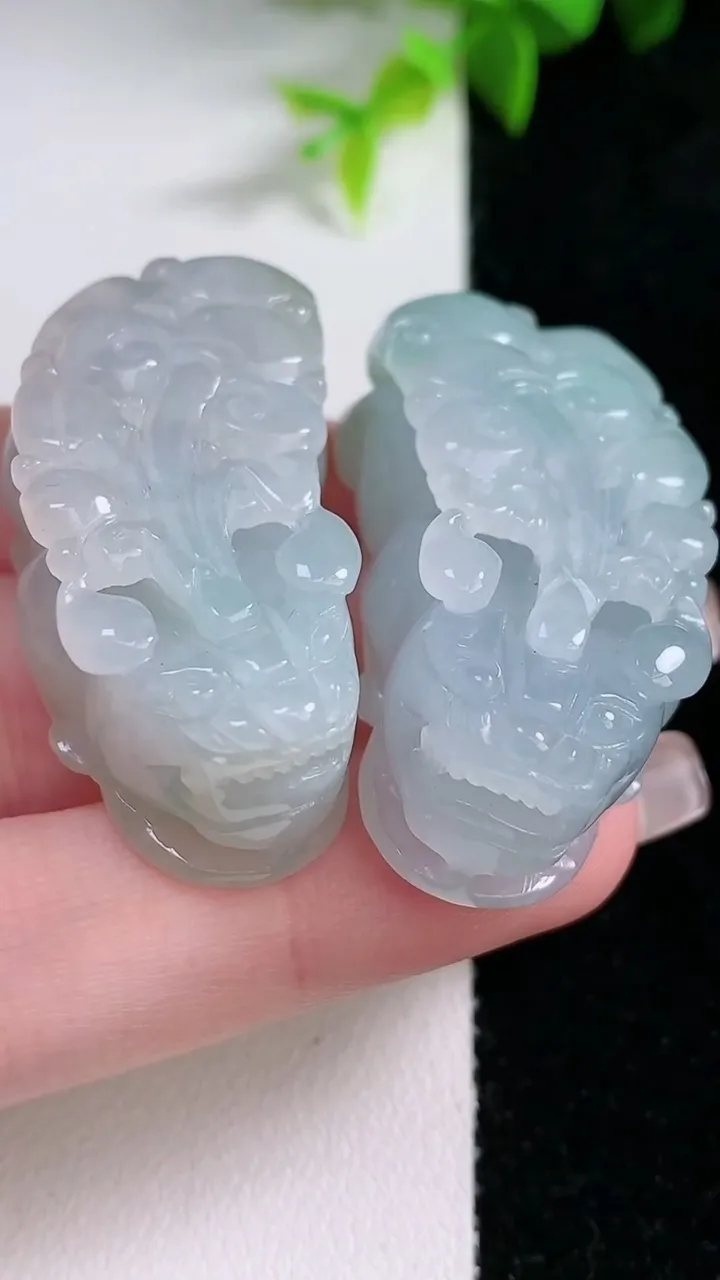 天然A货翡翠貔貅吊坠一对，尺寸70.8-20-14.4，重量:53.43g
1月30日