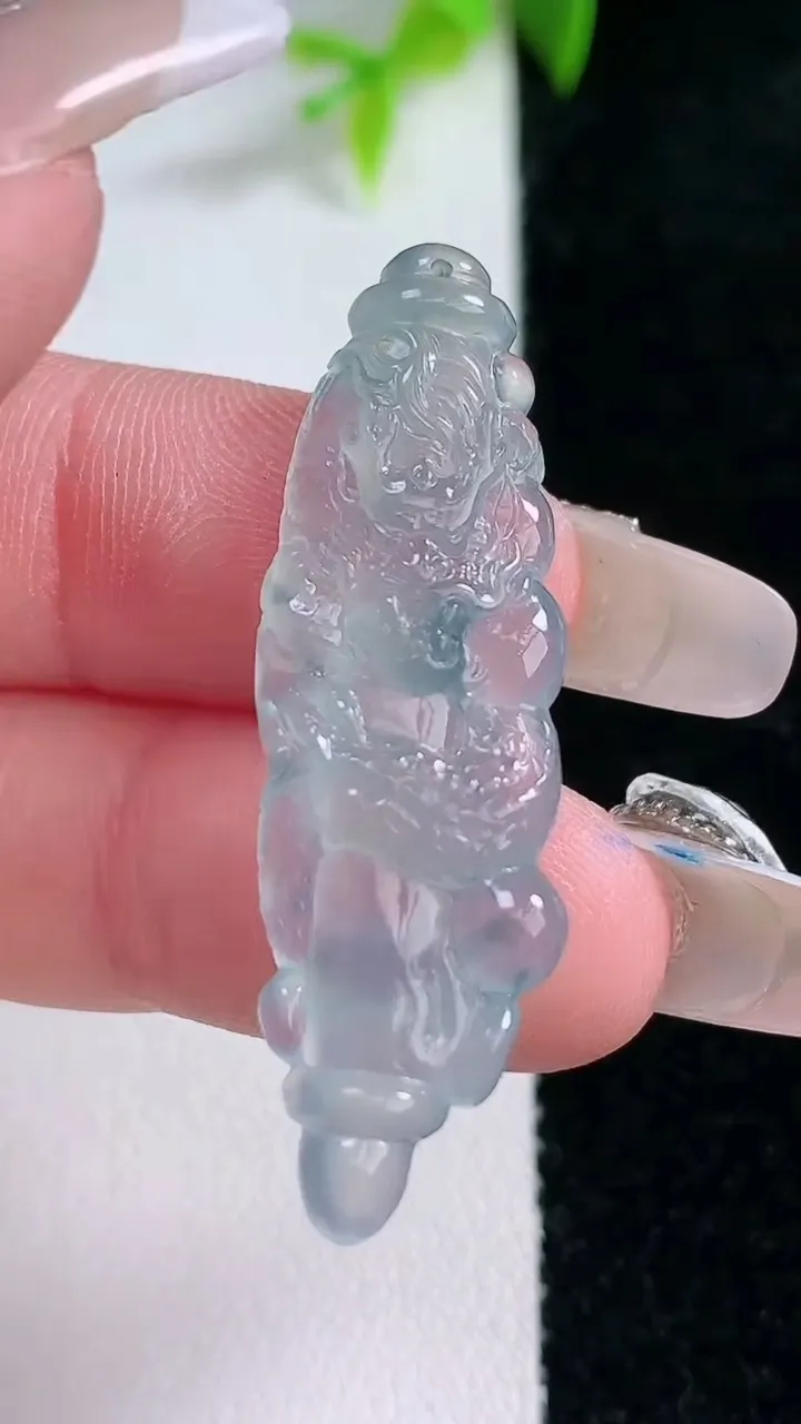 天然A货翡翠冰种飘花降魔杵吊坠，尺寸41.2-12-5，重量:5.13g
1月30日