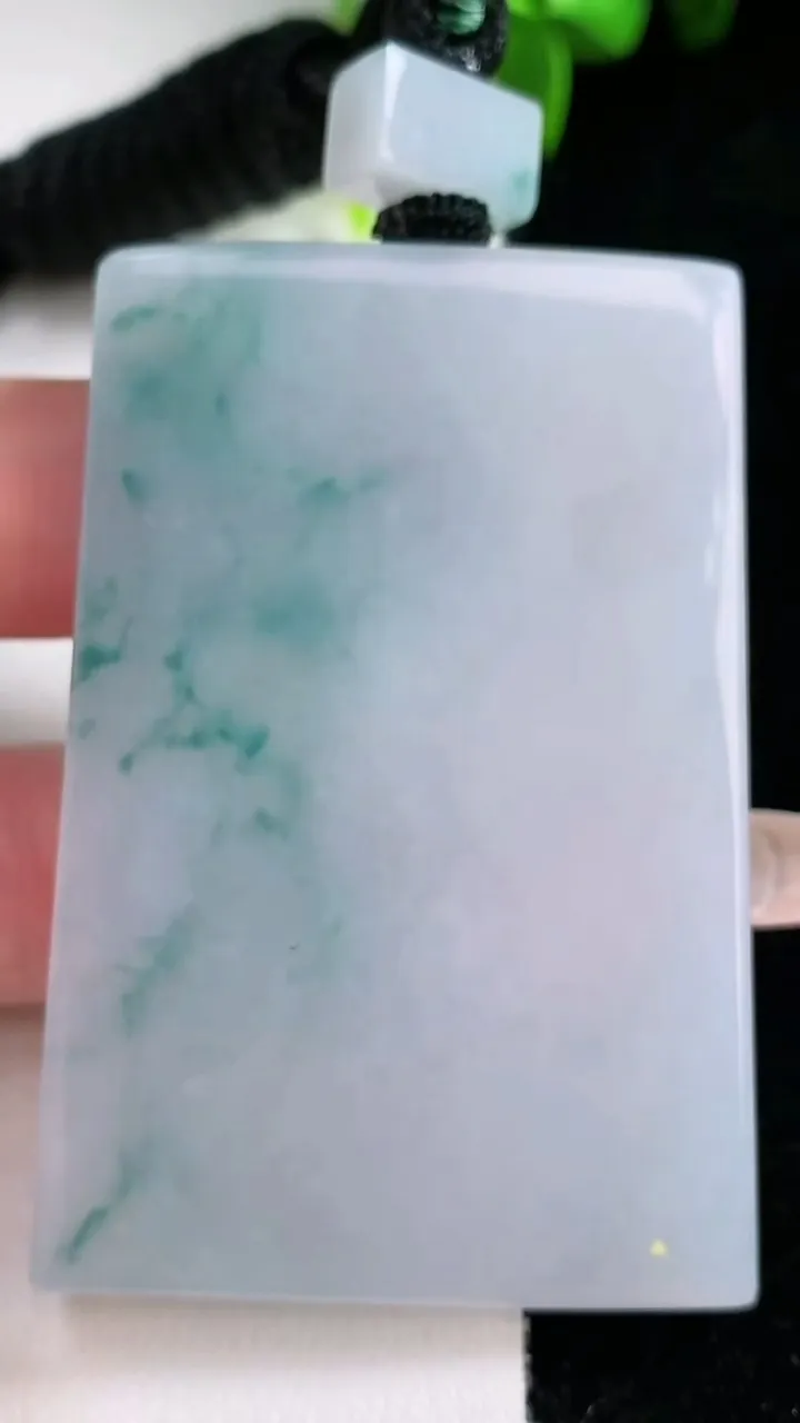 天然A货翡翠飘花无事牌吊坠，尺寸61.3-40.7-6.3，重量:57.86g
1月30日