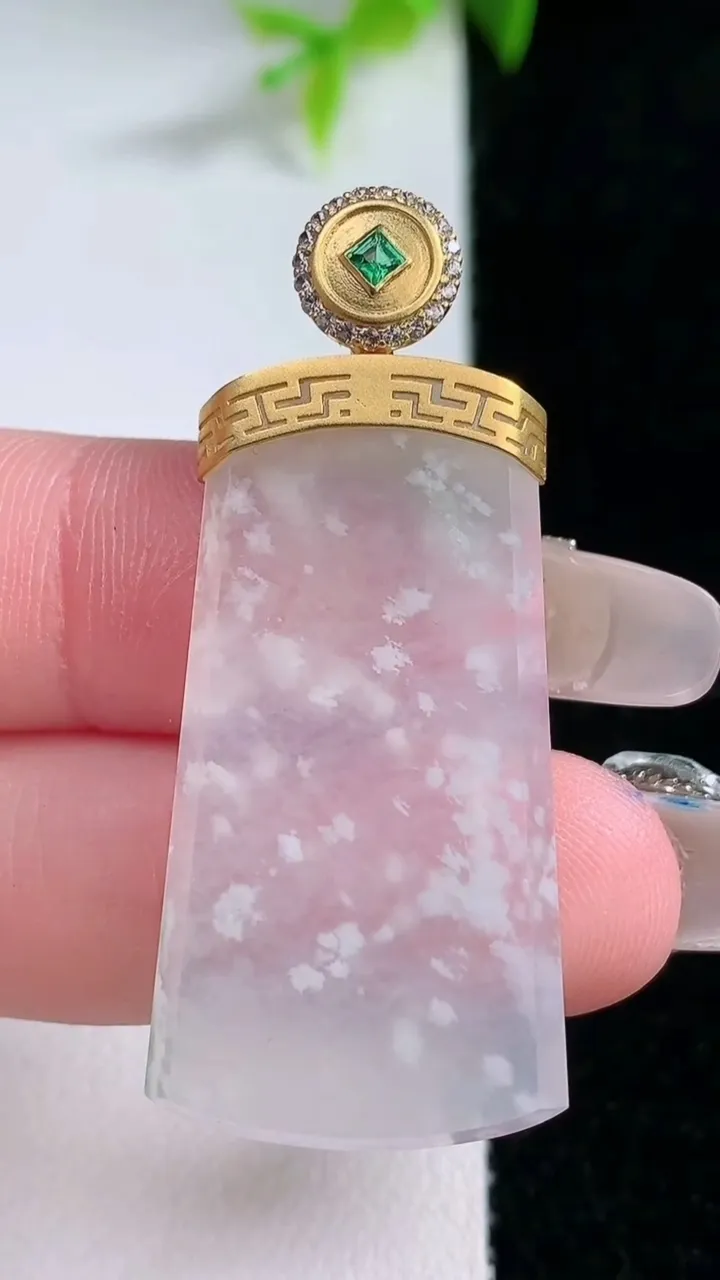 天然A货翡翠种白冰无事牌吊坠，尺寸36.5-19.2-3.2，重量:7.69g
1月30日