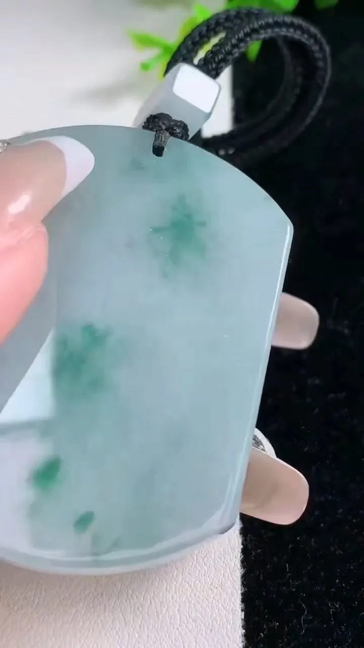 天然A货翡翠飘花仿古无事牌吊坠，尺寸53.5-41.7-6.4，重量:44.74g
1月30日