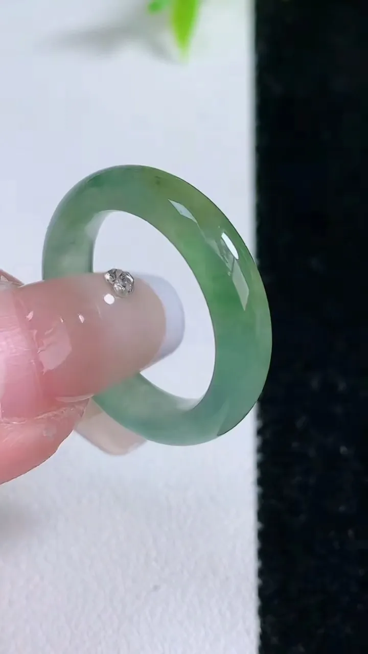 天然A货翡翠指环戒指，尺寸17.7-5.3-3.7，重量:3.60g2026年1月30日
工厂直销收藏佳品,种好水足，色泽均匀，有种有色，上手高大气！