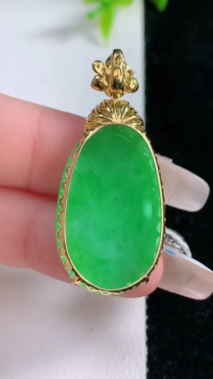 天然A货翡翠蛋面吊坠，尺寸39.5-27.5-18-7.3，重量:6.25g
1月30日