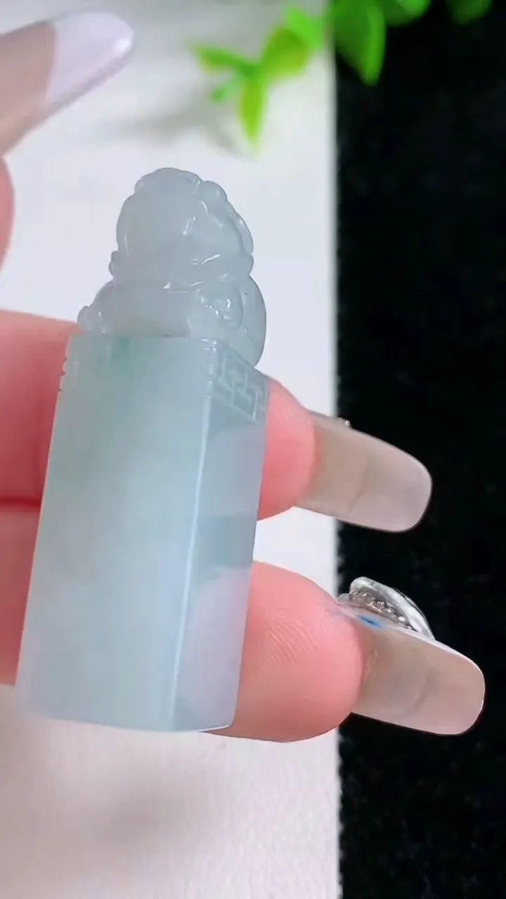 天然A货翡翠飘花貔貅印章，尺寸39.4-11.7-12.3，重量:16.42g
1月30日