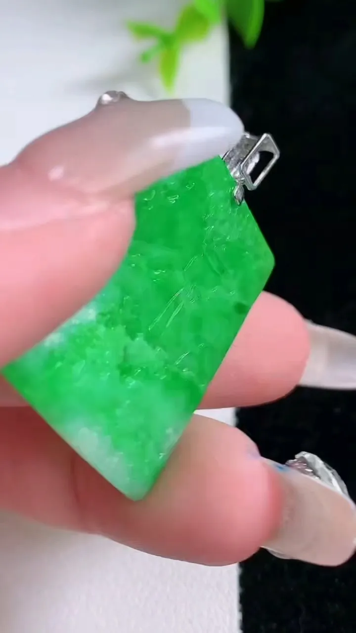 天然A货翡翠山水牌吊坠，尺寸31.4-23-3.2，重量:7.15g
1月30日