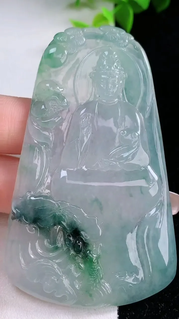 天然A货翡翠冰种飘花观音菩萨吊坠，尺寸74.8-44.6-5.4，重量:38.64g
1月30日