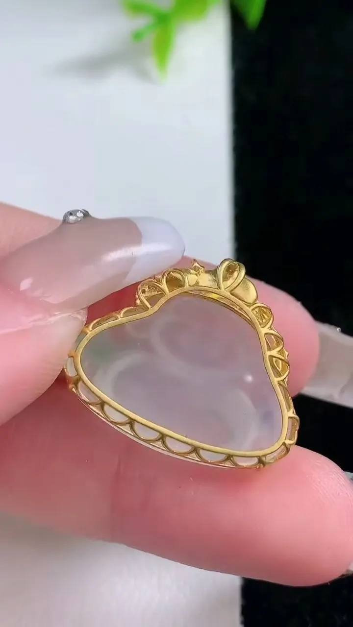 天然A货翡翠种飘花佛公吊坠，尺寸15.2-23.6-8.3，重量:4.17g
1月30日