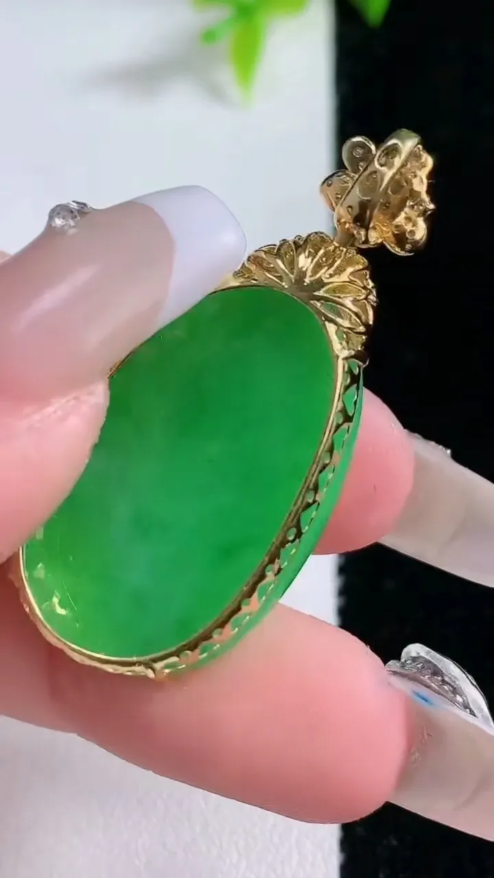 天然A货翡翠蛋面吊坠，尺寸39.5-27.5-18-7.3，重量:6.25g
1月30日