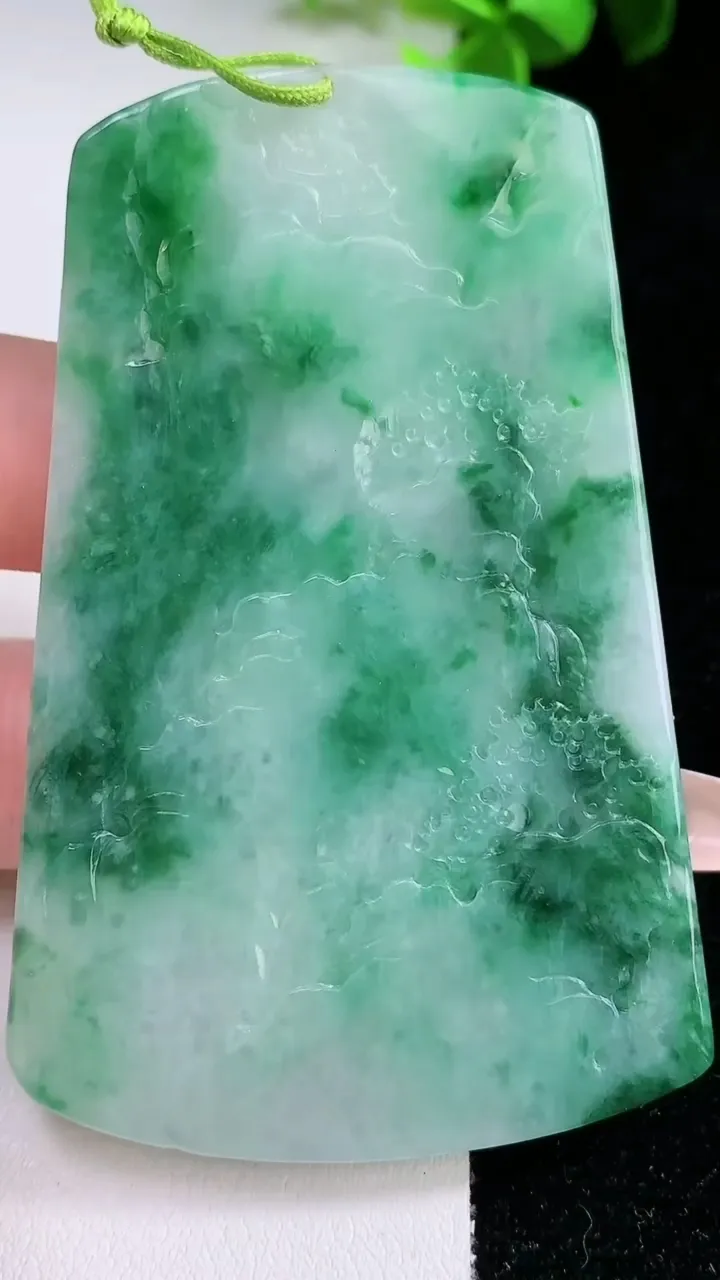 天然A货翡翠山水牌吊坠，尺寸71-45.3-5.2，重量:36.38g
1月30日