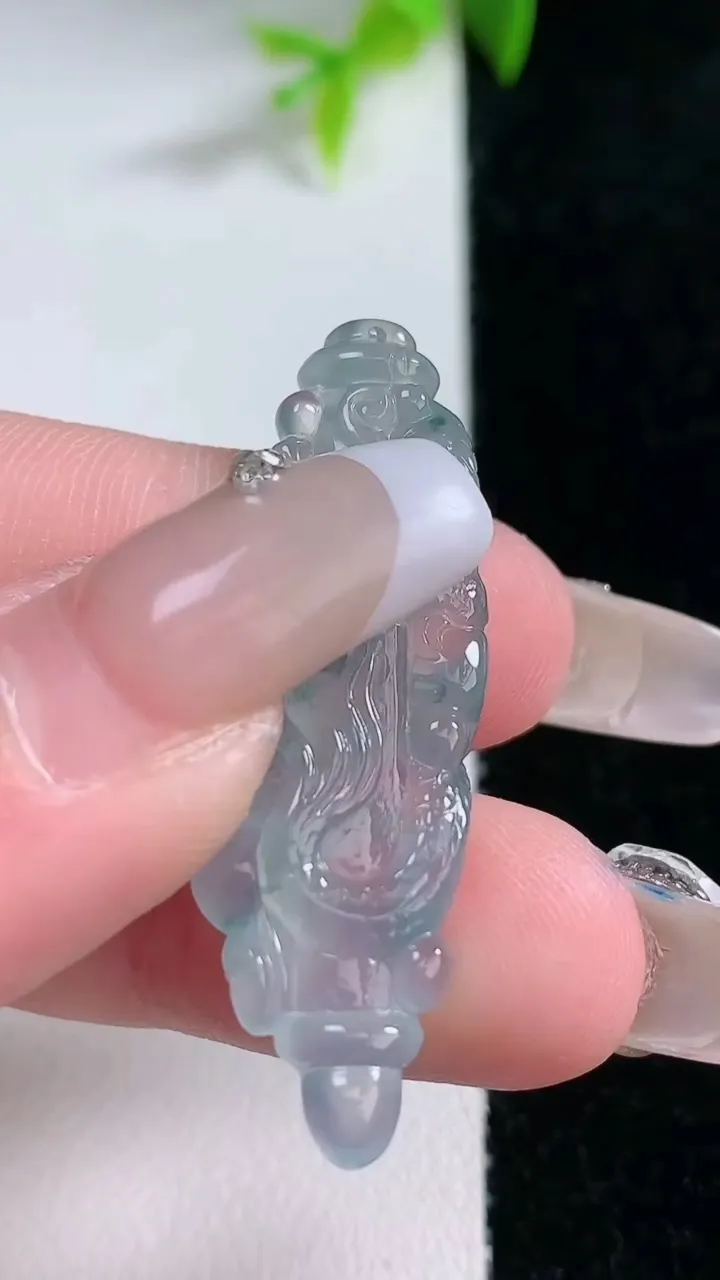 天然A货翡翠冰种飘花降魔杵吊坠，尺寸41.2-12-5，重量:5.13g
1月30日