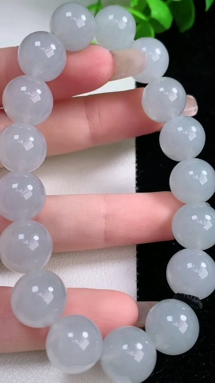 天然A货翡翠圆珠手串，尺寸12-17颗，重量:53.67g1月30日
工厂直销收藏佳品,种好水足，色泽均匀，有种有色，上手高大气！