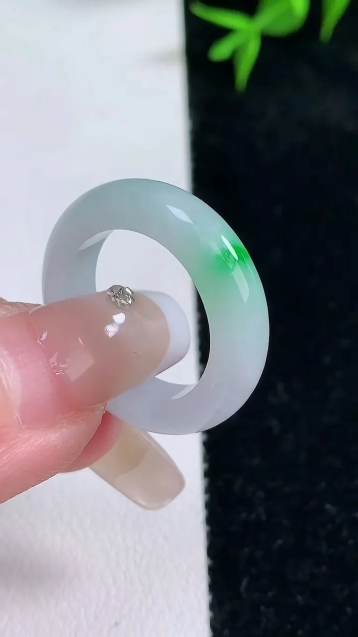 天然A货翡翠指环戒指，尺寸17.3-5.6-4，重量:4.72g2026年1月30日
工厂直销收藏佳品,种好水足，色泽均匀，有种有色，上手高大气！