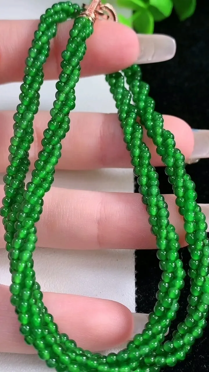 天然A货翡翠小米珠三排项链，尺寸2，重量:15.52g1月30日
工厂直销收藏佳品,种好水足，色泽均匀，有种有色，上手高大气！