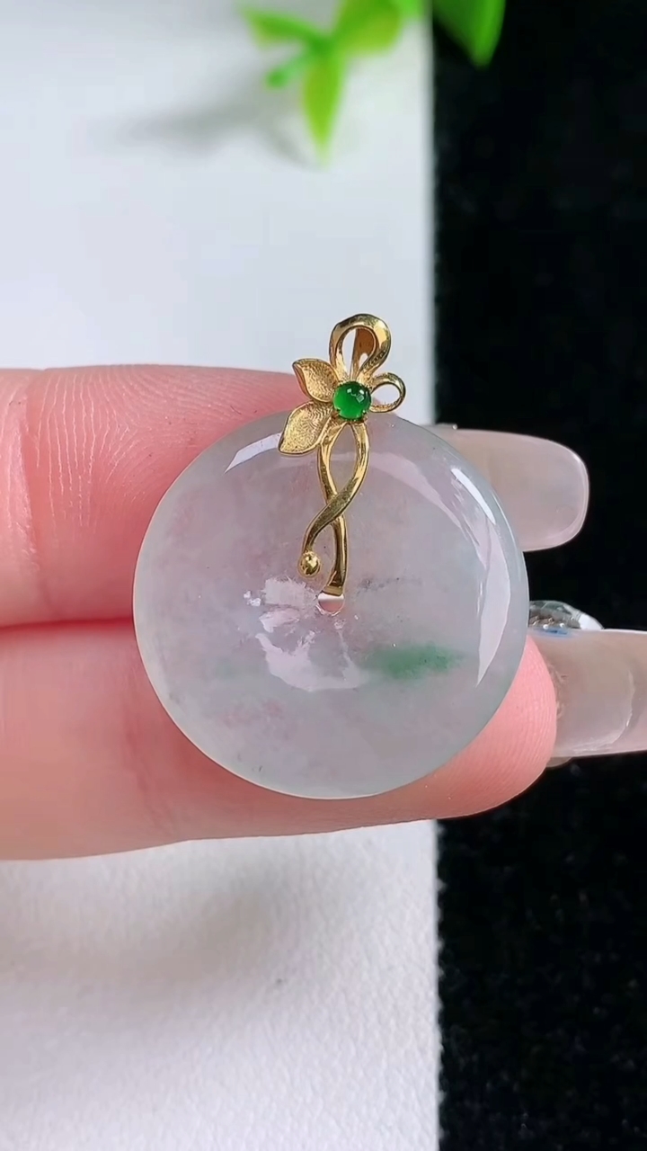 天然A货翡翠18K金飘花平安扣吊坠，尺寸21.6-3.3，重量:3.63g
1月30日