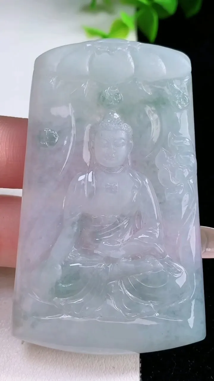 天然A货翡翠飘花阿弥陀佛吊坠，尺寸65.5-40.3-5，重量:33.07g
1月30日