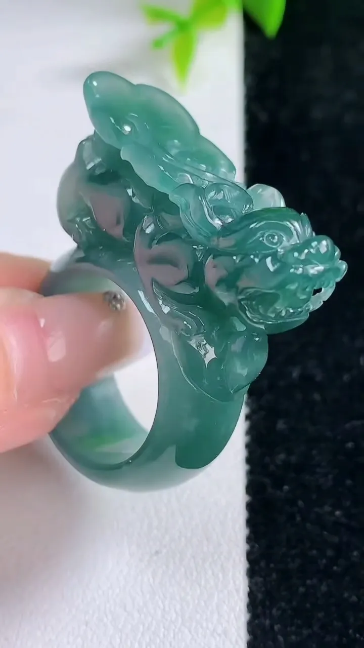 天然A货翡翠貔貅指环扳指，尺寸21.2-32.4-12.2-13.8，重量:23.10g2026年1月30日
工厂直销收藏佳品,种好水足，色泽均匀，有种有色，上手高大气！