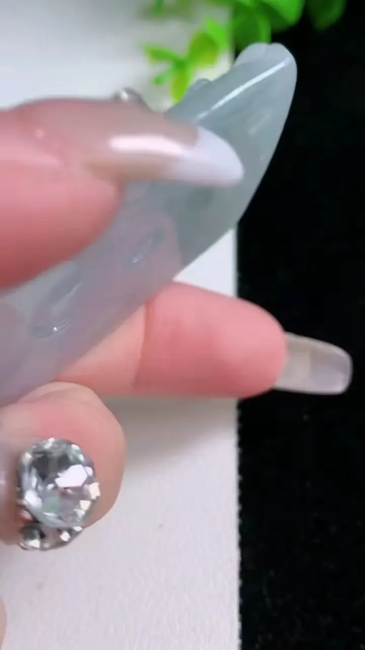 天然A货翡翠飘花阿弥陀佛吊坠，尺寸65.5-40.3-5，重量:33.07g
1月30日