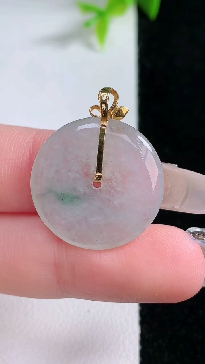 天然A货翡翠18K金飘花平安扣吊坠，尺寸21.6-3.3，重量:3.63g
1月30日