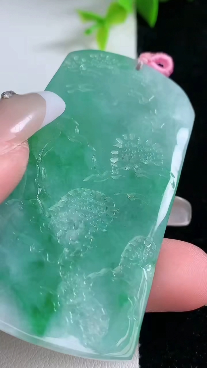 天然A货翡翠山水牌吊坠，尺寸65-37-4.5，重量:28.82g
1月30日