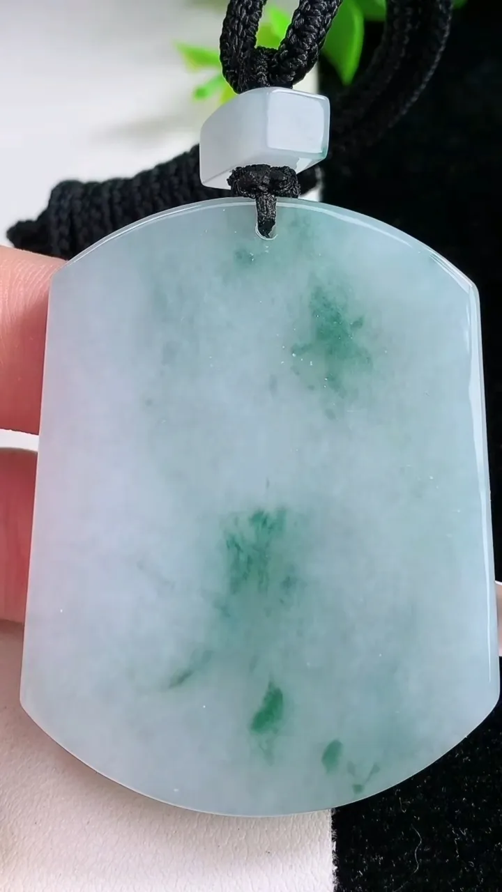 天然A货翡翠飘花仿古无事牌吊坠，尺寸53.5-41.7-6.4，重量:44.74g
1月30日