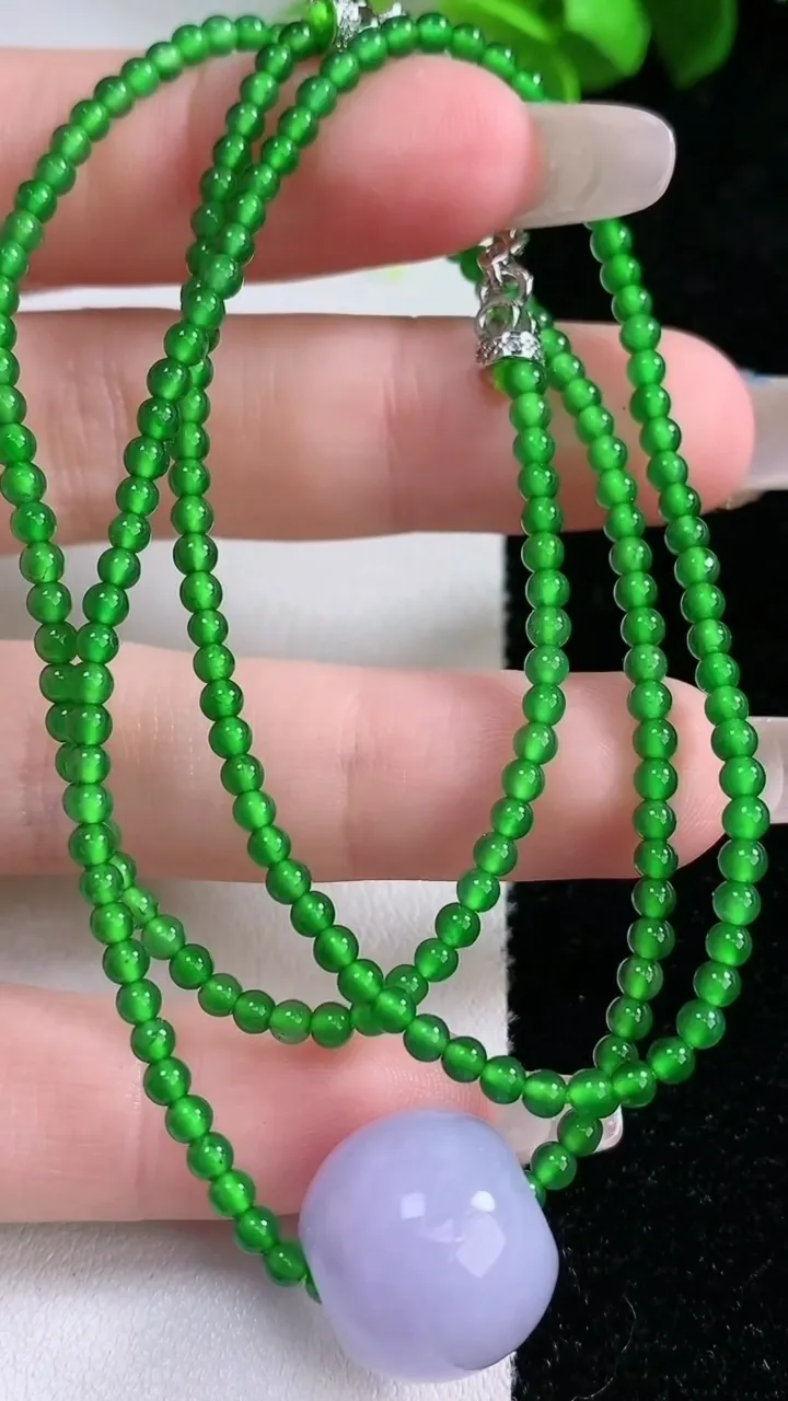天然A货翡翠小米珠项链，尺寸3-15-12.6，重量:12.85g1月30日
工厂直销收藏佳品,种好水足，色泽均匀，有种有色，上手高大气！