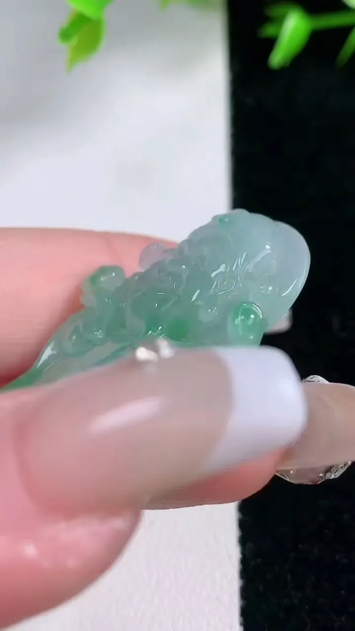 天然A货翡翠财神爷吊坠，尺寸42.7-26.8-6，重量:14.46g
1月30日