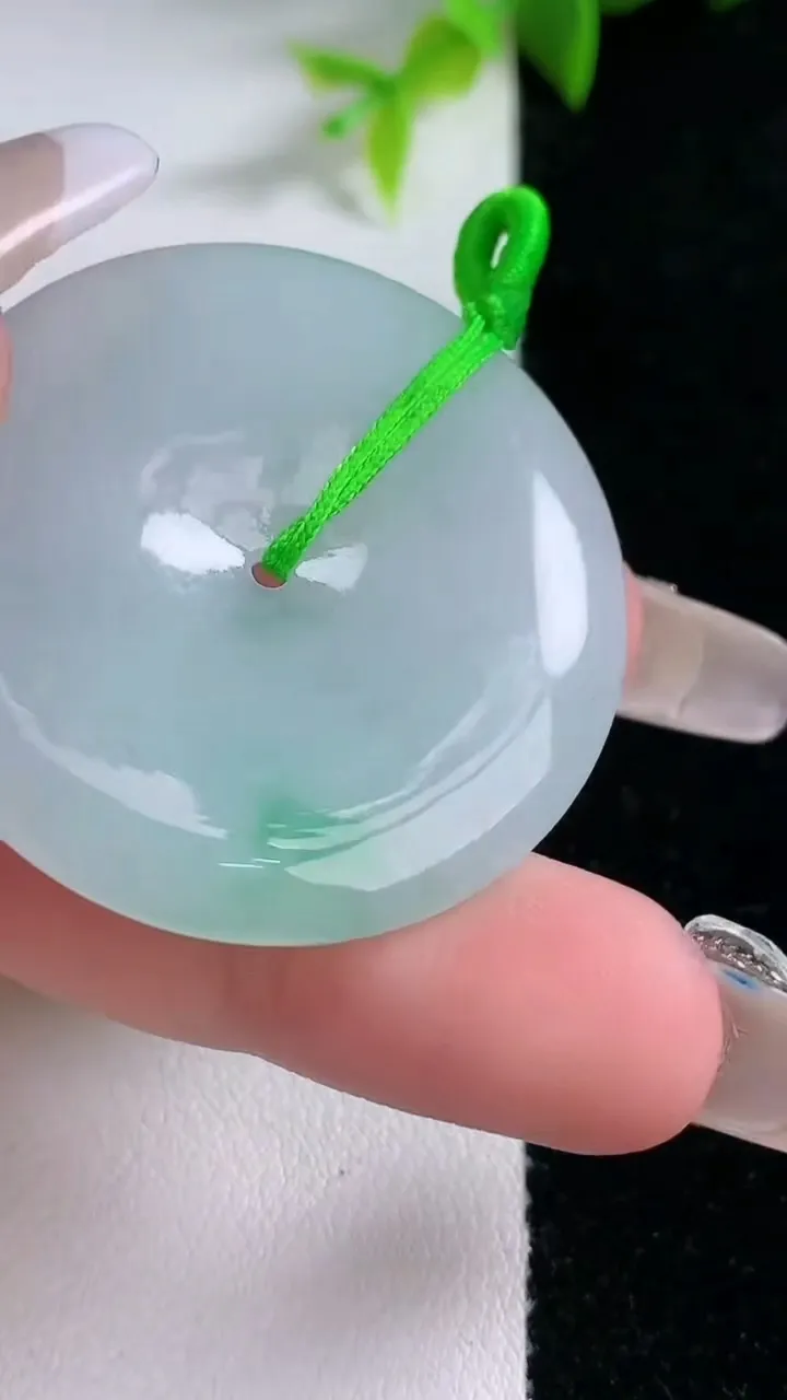 天然A货翡翠平安扣吊坠，尺寸38-5.6，重量:11.58g
1月30日