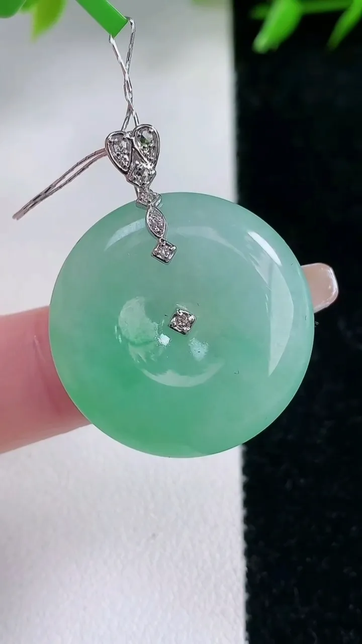 天然A货翡翠平安扣吊坠，尺寸25-5.8，重量:8.61g
1月30日